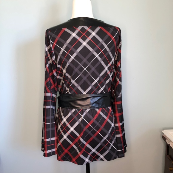 VENUS Mixed Media Wrap-Look Top NWOT 1X - Picture 4 of 10